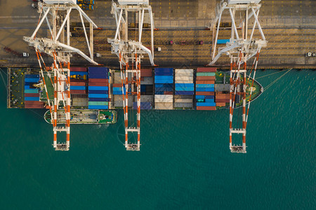 技术国际的由大型集装箱货船从泰国无人驾驶飞机摄像头上方观光空乘载大型货集装箱船的大型国际海运货站物图片