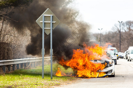 破碎的热警察白天在高速公路交通事故中燃烧汽车在高速公路交通事故中燃烧汽车图片