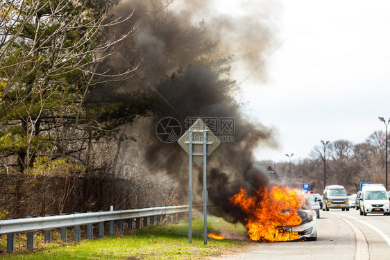 爆炸白天在高速公路交通事故中燃烧汽车在高速公路交通事故中燃烧汽车风险街道图片