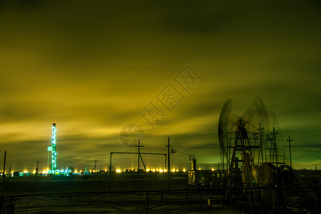 井口汽油商业夜间天空背景的油泵插孔和钻井机图片