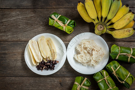 美味的TopViewTopView上满了椰子奶和香蕉泰国甜点种植香蕉谷地大米上的椰子牛奶和香蕉的泰国人食物好吃图片