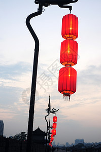 东塔西安城墙上的传统红灯笼门图片