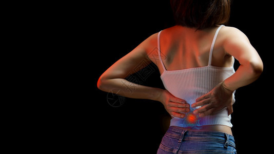 治疗低背痛女在苦中挡住她的后背医疗概念身体肌肉骨高清图片素材