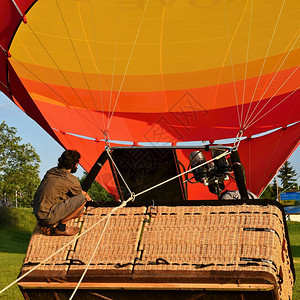 户外旅游假期热空气球启动的准备工作图片