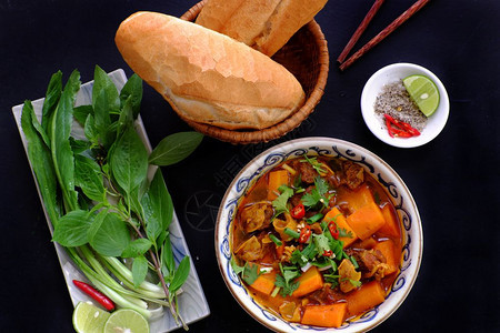 越南食物面包和牛肉清晨的热菜吃附带面食烤肉柠檬胡椒和盐味如此美香菜汤亚洲人图片
