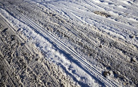 方向明亮的冬季公路包括许多车道和一条简洁紧凑的积雪覆盖不平坦的冬季公路数字图片