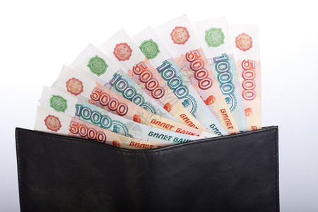 纸支付黑皮钱包中的俄罗斯卢布钞票白色的图片