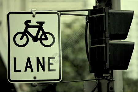 市内自行车标志和环境运动指示图片