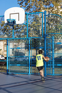 一个在户外法庭打篮球的青少年一个在户外法庭打篮球的青少年竞技篮板女孩图片