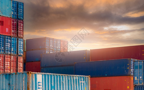 海红色的集装箱物流货运和航业务进出口物流集装箱船货运站港口到的物流业集装箱卡车运输盒子图片