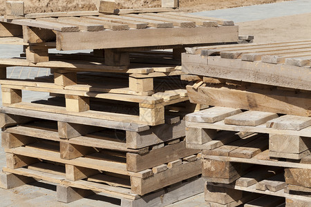 交货加载使用旧木制建筑材料的旧木制货盘使用木制货盘后废弃的建造机制关闭货物图片