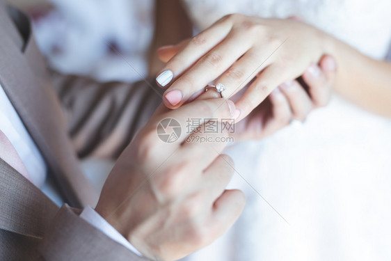 新婚夫妻交换戒指图片