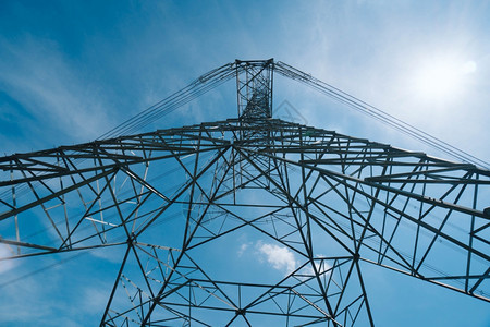 高压电输使用蓝天空色的塔架结构体图片