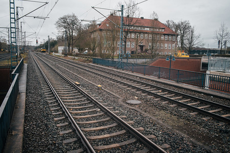 铁路速连科空的旧式欧洲风格火车站台平图片
