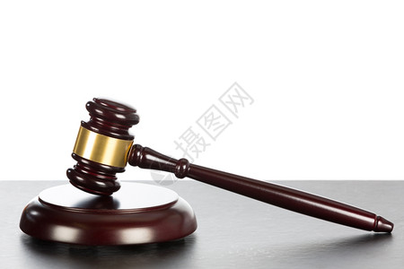 白背景法官的锤子象征犯罪法院图片