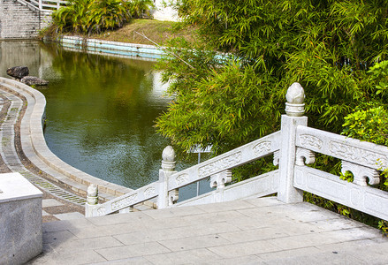 沿着池塘铁栏和步行道的楼梯美丽旅行乡村图片