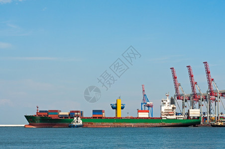 携带航行进口停泊在港的货船图片