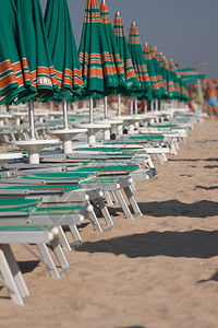 沙滩上的遮阳伞和躺椅图片