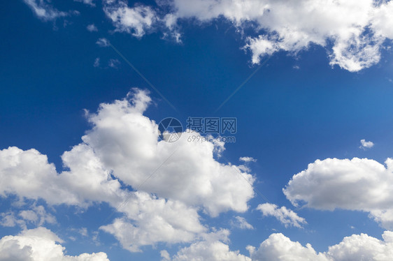 多于氧蓝色天空中拍摄的近距离白云天空中层浅处的田地深度蓝色的图片