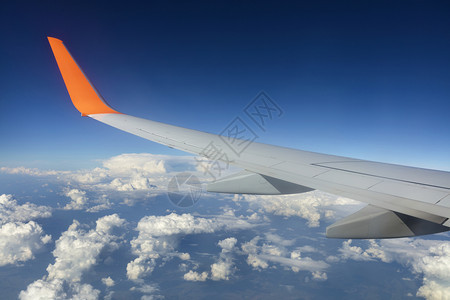 模糊一种航天蓝白云上飞行的机翼蓝天白云中飞行的机翼图片