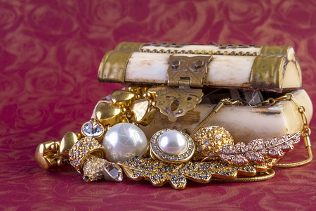 有价值的闪耀杰出黄金珠宝概念出售旧金珠宝以换取现的概念或代名词图片
