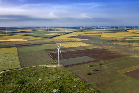 田地和风力涡轮机场空中视图回转风景优美水平的图片