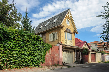 乌克兰敖德萨省SunnySunny夏日的两层小型私人砖房户外蓝色的绿图片