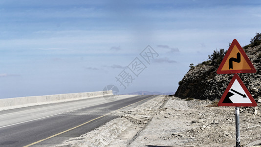 阿曼危险道路有具合理由的警告标志旅行照片和东方运输象征图片