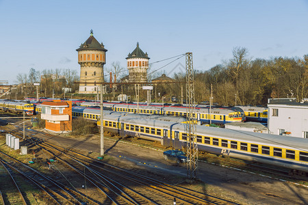 拉脱维亚里加市火车站配有马和铁路1602城市车皮追踪图片