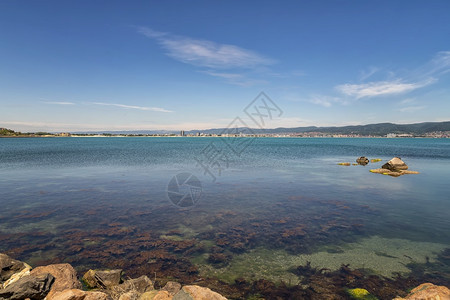 平静的海湾和岩石岸线的日光风景及天气晴朗堂欧洲图片