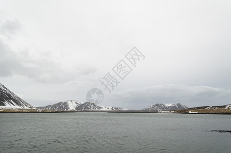 陨石坑著名的冰原山地和湖周围的Sneefellsnes火山图片