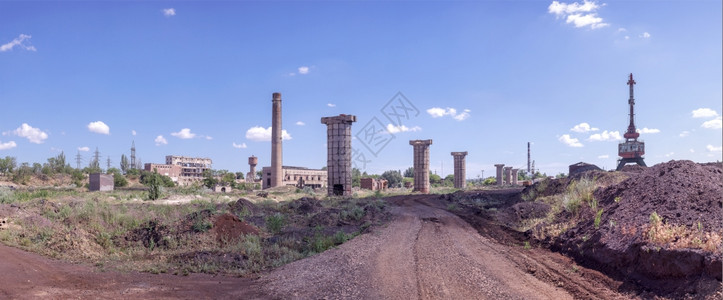 一座旧工厂的废墟与天空对峙的锈部件图片