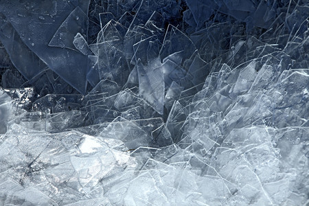 混乱满的极冷冻水上碎裂蓝冰图片