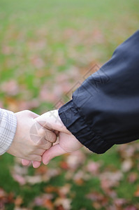 年轻的夫妻情侣在公园握手白色的女图片