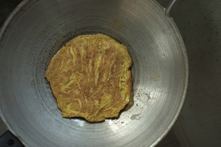 黄色的一顿饭洋葱煎炸的泰式炒菜中鸡蛋饼加薯条图片