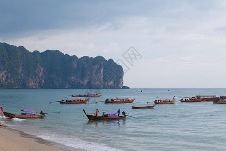 泰国南部的海上渔船和只在泰国南部长尾巴异情调目的地图片