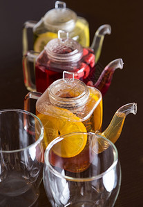 正方形不同的3个有颜色的方茶壶水果味液体图片
