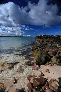 蓝色的岩石Gailoch半岛海滩仰望天空岛夏图片