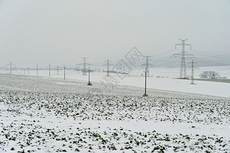 峰谷电价技术行业建造冬季风景中的高电压塔冬季雪价昂贵的供暖以及欧洲电价不断上涨等情况背景