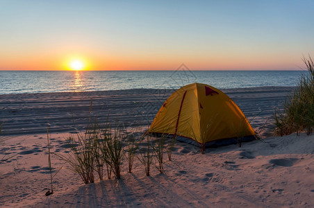 黄色的波罗海沿岸滩上帐篷沙黄色帐篷波罗的海沿岸滩上帐篷水探索图片