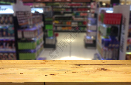 冰箱购物空木板桌间平台和模糊的超市过道产品展出时有架背景显示设备桌子背景图片