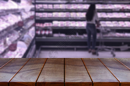 顾客空木板桌间平台和模糊的超市过道产品展出时有架背景显示设备食物商品背景图片