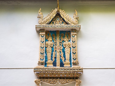 必需的雕像传统泰国风格的金天使士图科用于在泰国北部公共区不需要财产放行的教堂墙上装饰而无需释放宁静图片