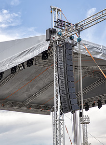 声音的乐会前户外阶段的舞台照明和音响设备技术系统图片