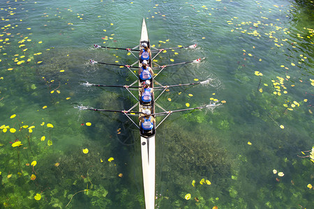 绿湖上四轮排行队的女人数团合作训练船图片