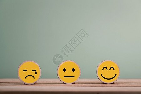 测试顾客WoodenCube上的笑快乐脸表情图标客户审查调的好反馈评级员工图片
