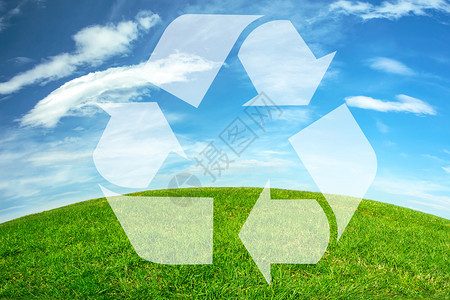 系统蓝色的地球环境保护综合图像绿色草地和蓝天空平线上的循环标志在绿色草原和蓝天地平面上的循环标志图片