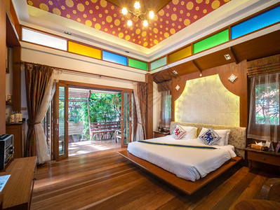 现代的装饰风格住宅豪华房间带有旧装饰的床铺和泰国旅馆度假胜地图片