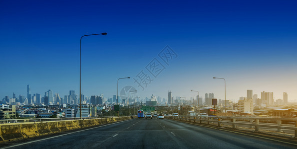 高速公路车辆停在上的汽车和用于每日旅行的道路上小客车座驾驶图片