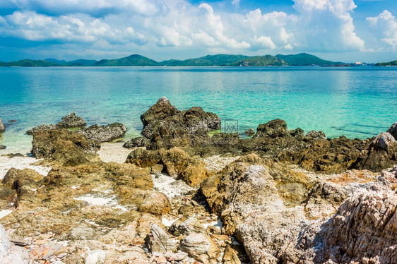 海滩上的热带岛屿岩石蓝天高卡姆帕塔亚泰兰芭堤雅自然海浪图片